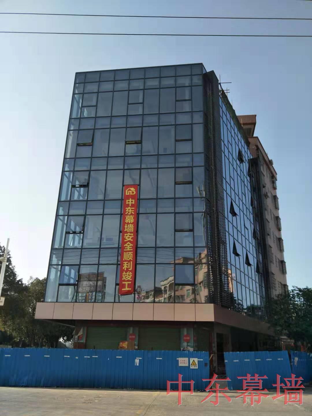 玻璃幕墻設(shè)計(jì)完美展現(xiàn)，是因?yàn)樗麄兛紤]周詳【中東幕墻】